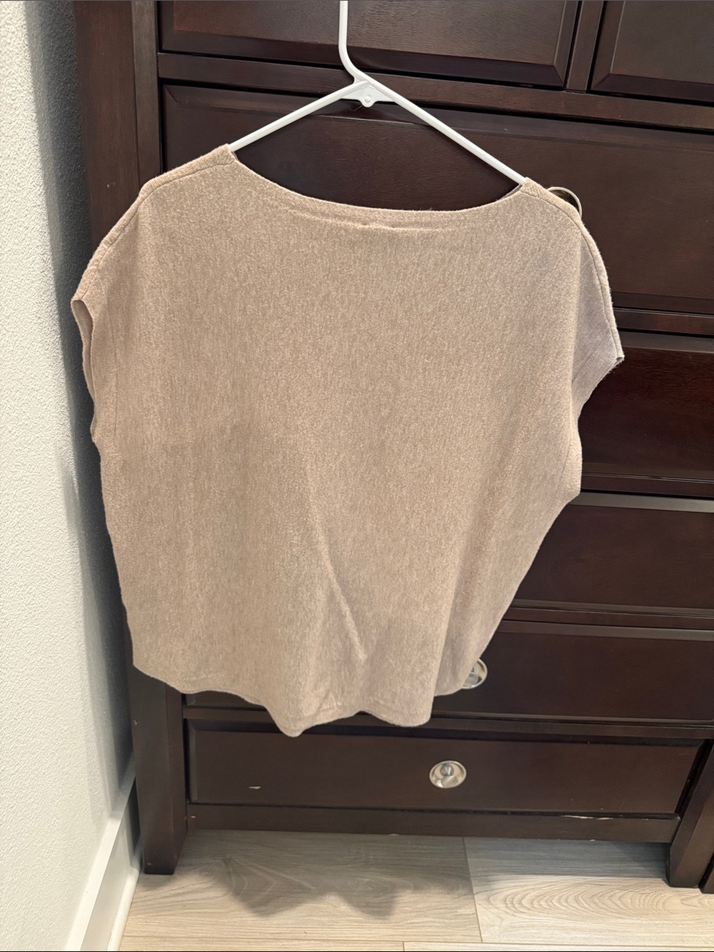 Women’s Short-Sleeve Knit Top with Dragonfly Appliqué — Beige - Picture 3 of 3